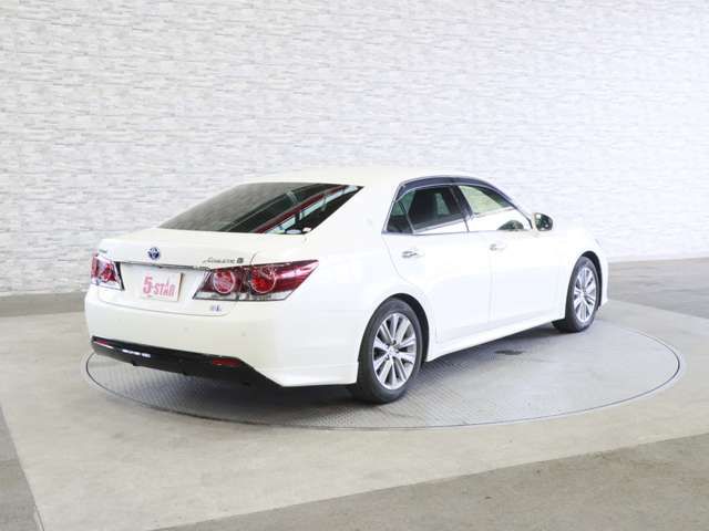 CROWN sedan hybrid