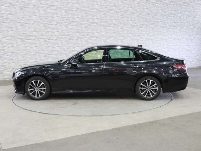 CROWN sedan hybrid