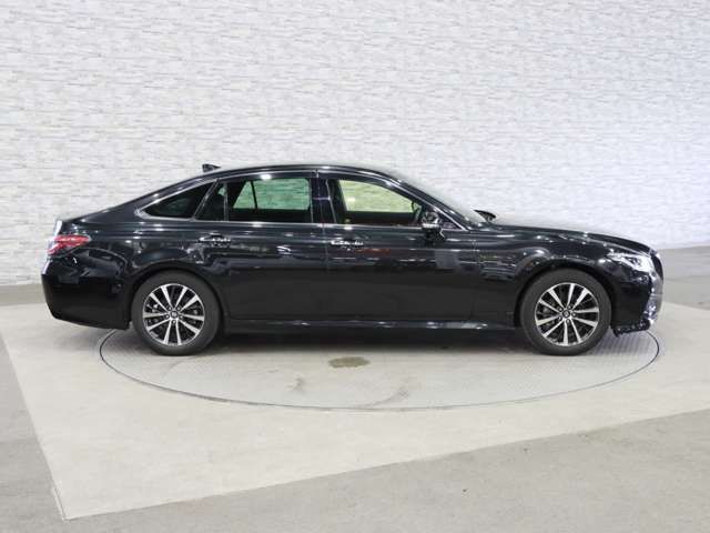CROWN sedan hybrid