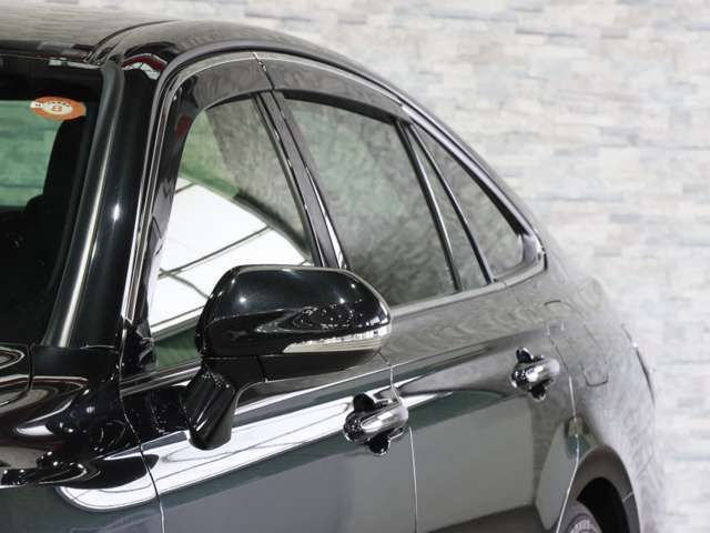 CROWN sedan hybrid