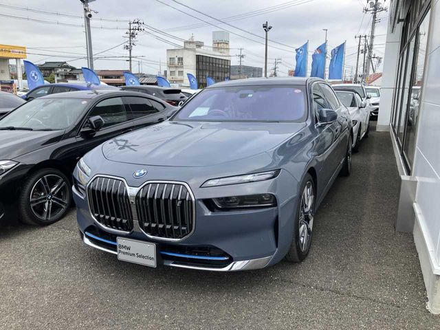 BMW i7