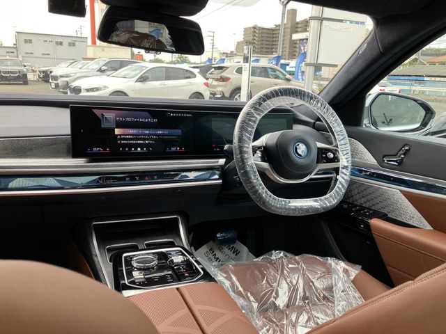 BMW i7