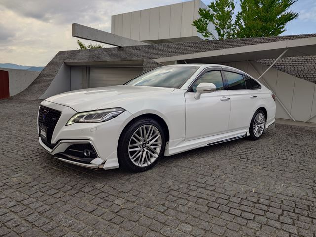 CROWN sedan hybrid