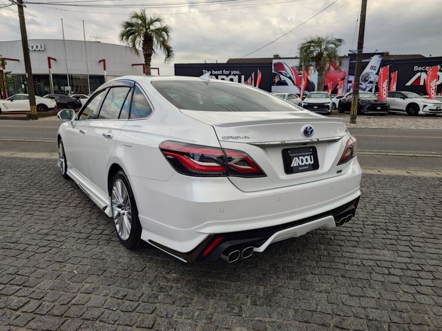 CROWN sedan hybrid