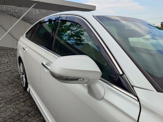 CROWN sedan hybrid