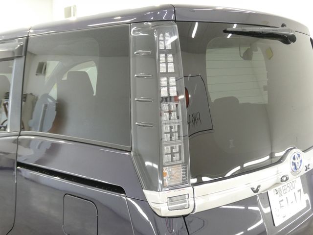 VOXY HYBRID