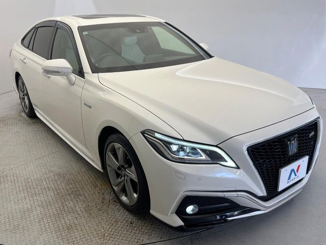 CROWN sedan hybrid