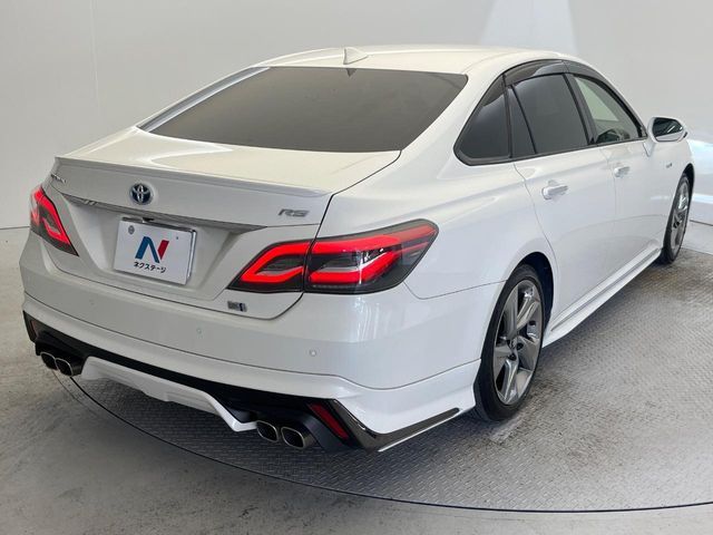 CROWN sedan hybrid