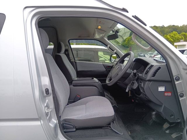 HIACE COMMUTER