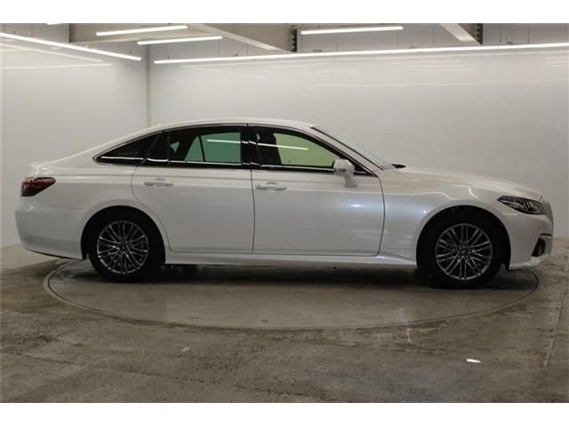 CROWN sedan hybrid