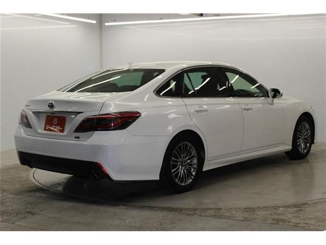 CROWN sedan hybrid