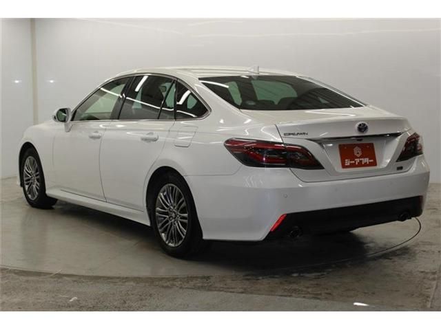 CROWN sedan hybrid