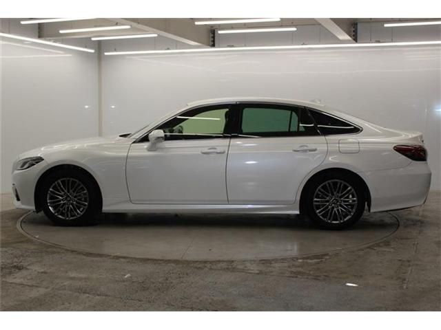 CROWN sedan hybrid