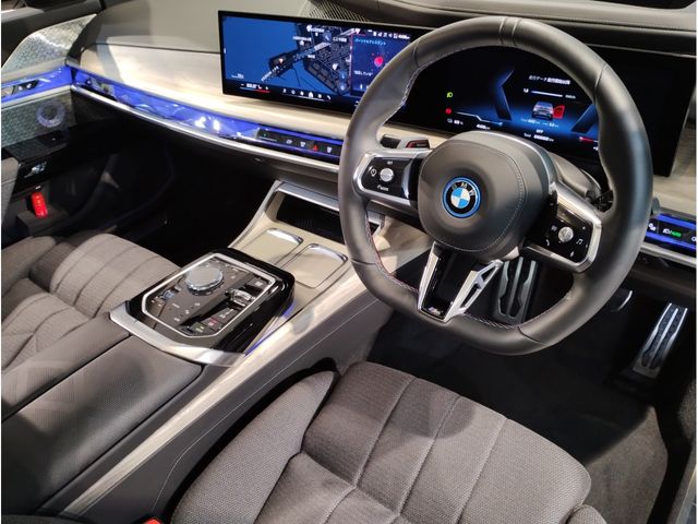 BMW i7