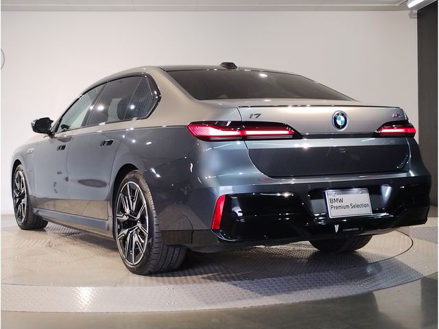 BMW i7