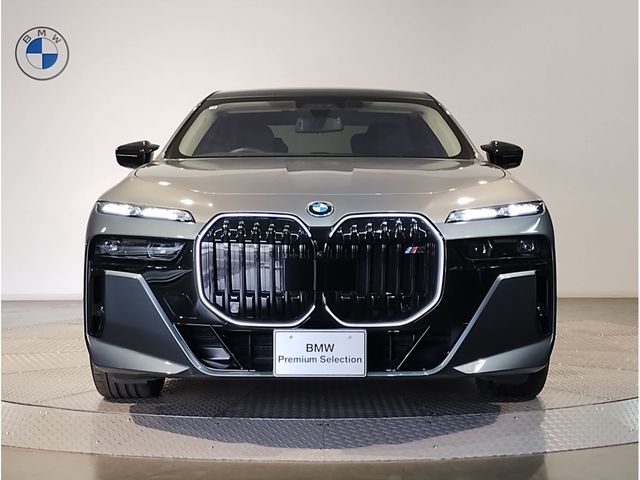 BMW i7