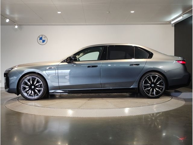 BMW i7