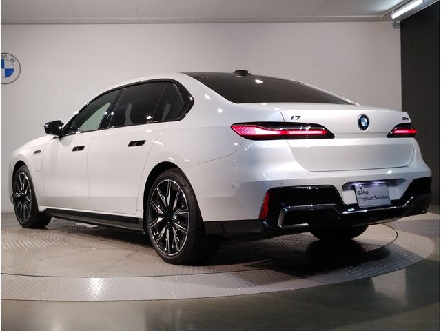 BMW i7