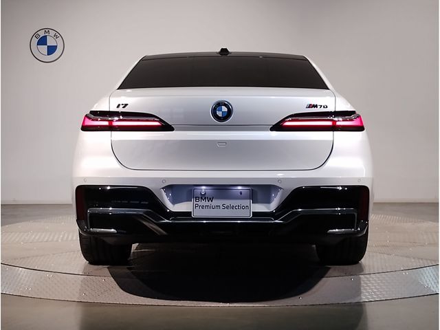 BMW i7