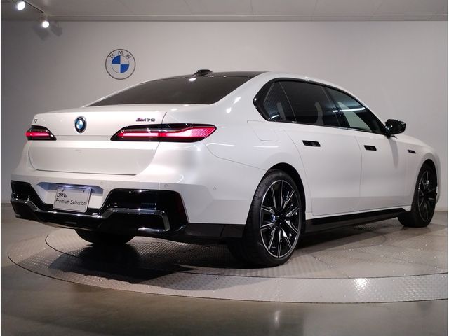 BMW i7