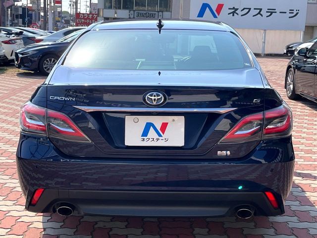CROWN sedan hybrid