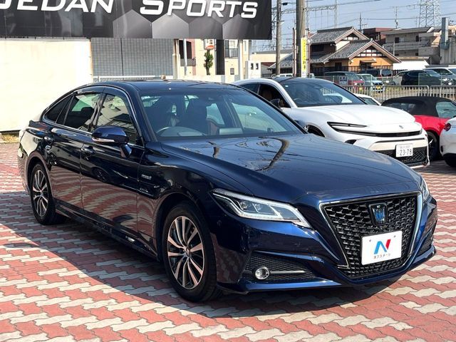 CROWN sedan hybrid