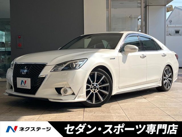 CROWN sedan hybrid