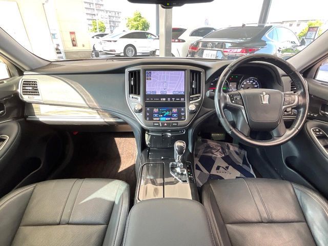 CROWN sedan hybrid