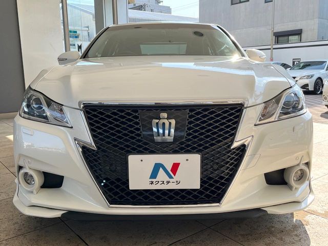 CROWN sedan hybrid