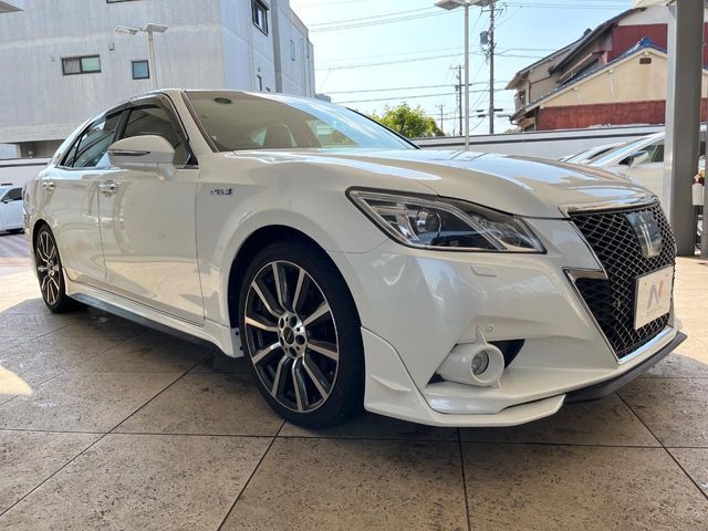 CROWN sedan hybrid