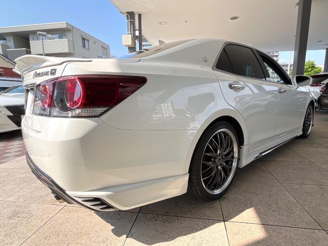CROWN sedan