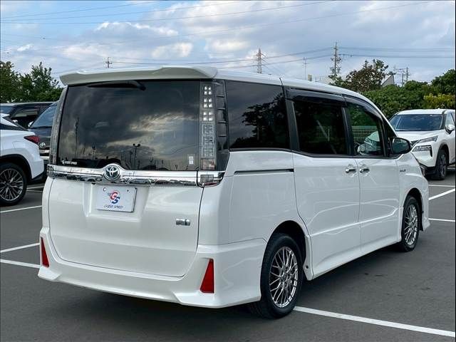 VOXY HYBRID