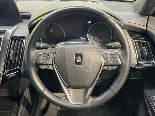 CROWN sedan hybrid