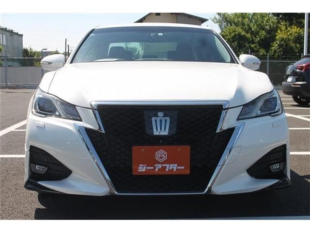 CROWN sedan hybrid