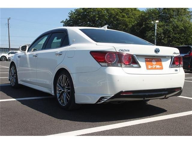 CROWN sedan hybrid