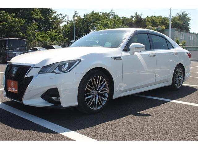 CROWN sedan hybrid