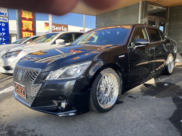 CROWN sedan hybrid