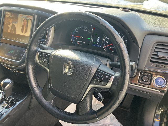 CROWN sedan hybrid