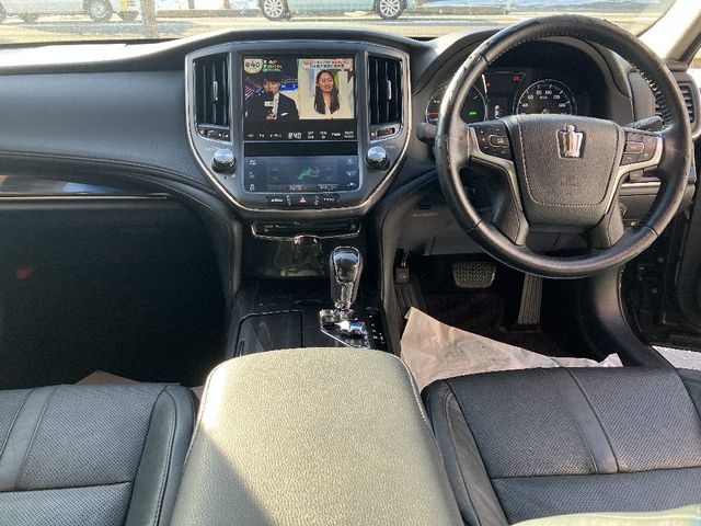 CROWN sedan hybrid