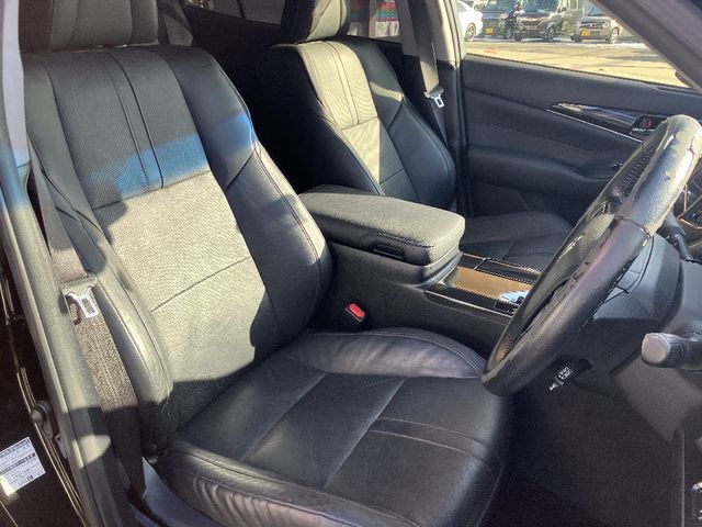 CROWN sedan hybrid