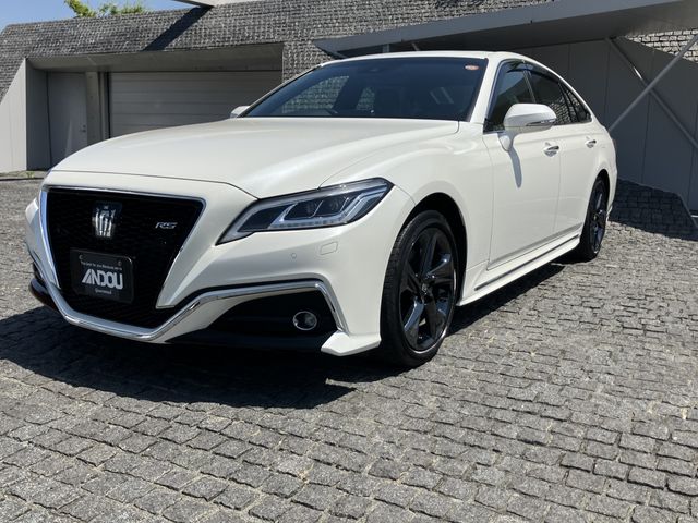 CROWN sedan hybrid
