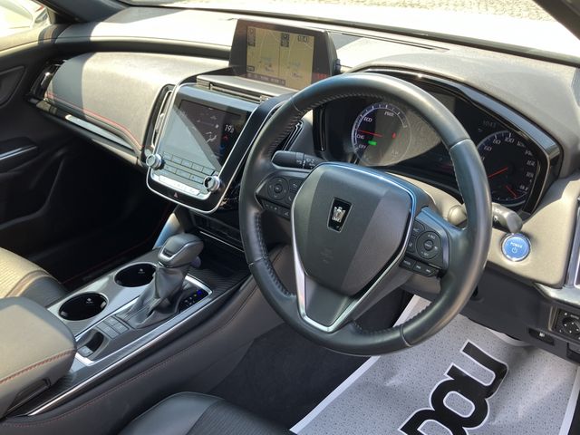 CROWN sedan hybrid