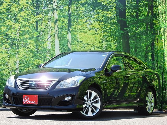CROWN sedan hybrid