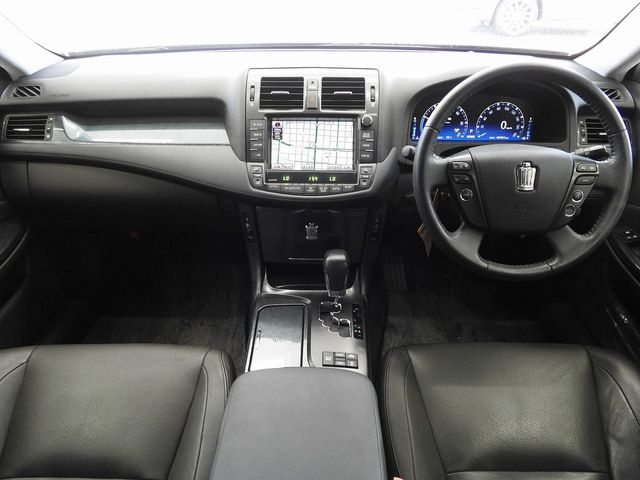 CROWN sedan hybrid