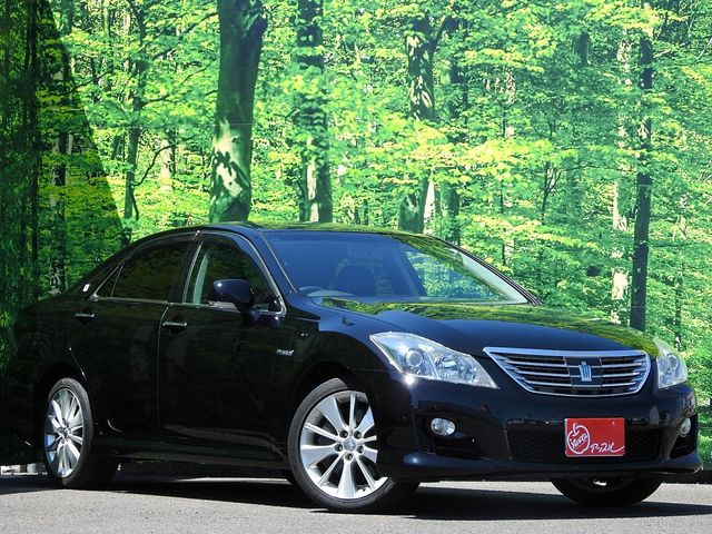CROWN sedan hybrid