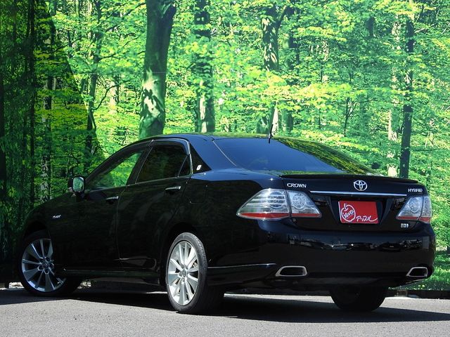 CROWN sedan hybrid