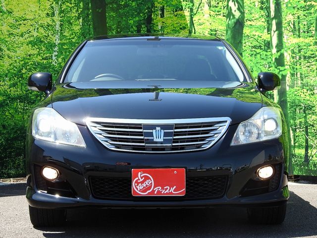 CROWN sedan hybrid