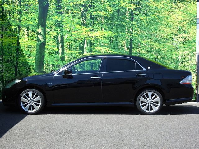 CROWN sedan hybrid