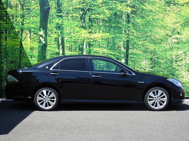 CROWN sedan hybrid
