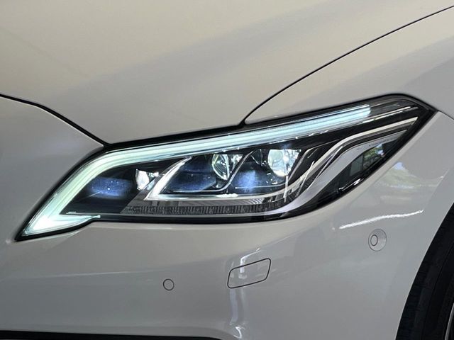 CROWN sedan hybrid